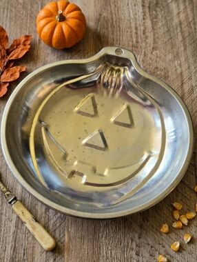 Wilton Vintage 1975 Jack O Lantern Pumpkin Aluminum Cake Pan Mold 9x9 Size